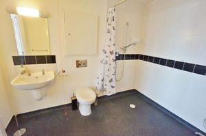 Jack & Jill wet room/en-suite/WC- click for photo gallery